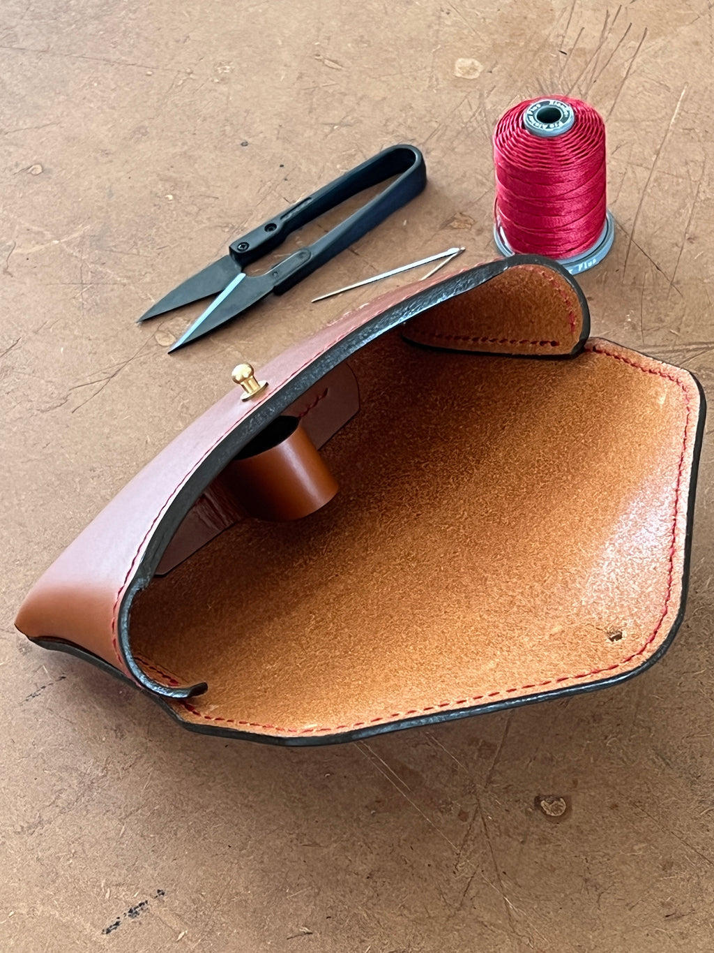 Semi-rigid glasses case