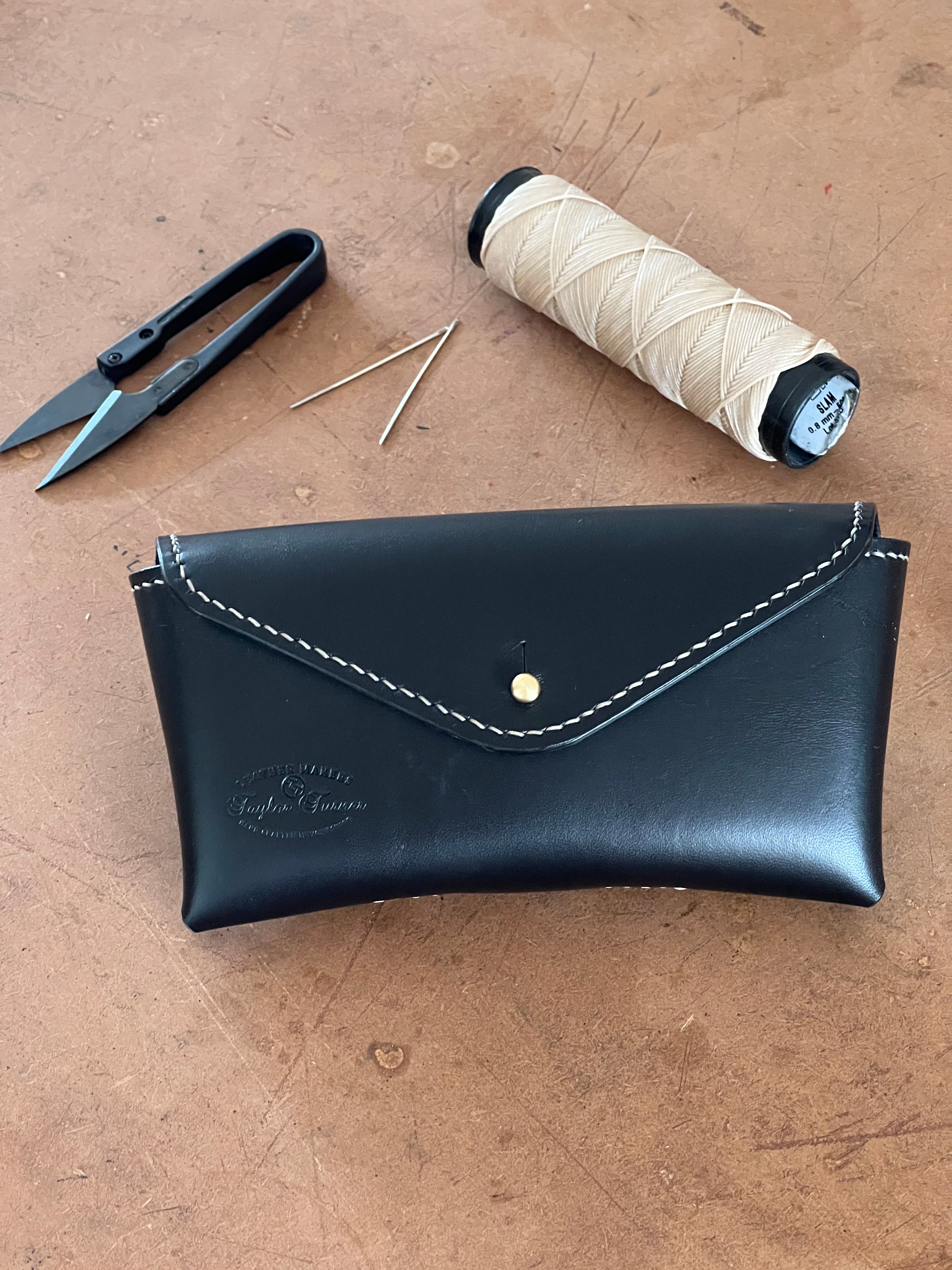 Semi-rigid glasses case